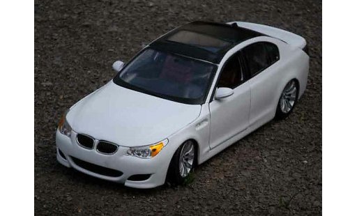 Bmw M5 berline 1/18 Maisto E60 bianco et nero modellini auto