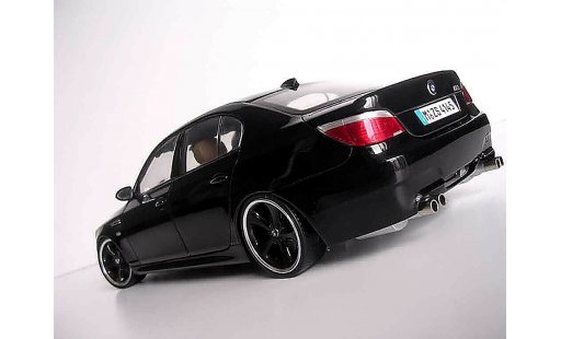 Bmw M5 tuning 1/18 Kyosho E60 jantes techart neros modellini auto