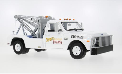 Chevrolet C-30 1/18 Greenlight Dually Wrecker weiss 1969 Jerry&rsquo;s Towing Fall Guy Stuntman 1:18 modellino in miniatura