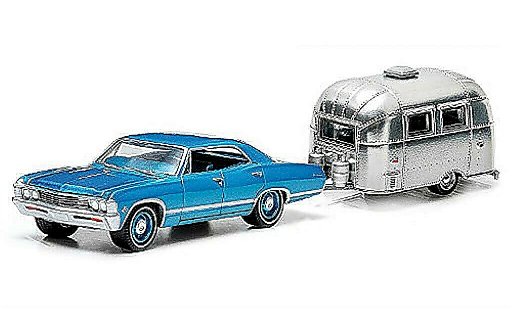 Chevrolet Impala Sedan 1/64 Greenlight Sport blu e Airstream 16 Bambi 1967 modellini auto