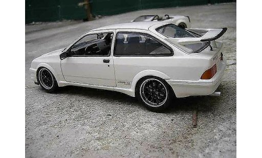 Ford Sierra Cosworth RS 1/18 Minichamps tuning bianco modellini auto