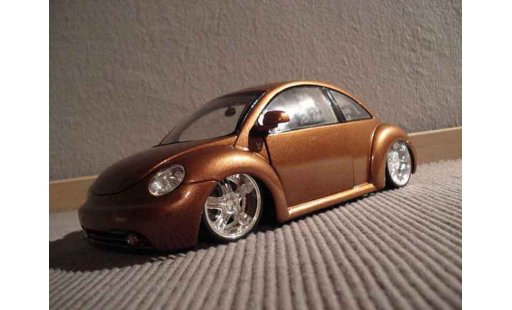 Volkswagen New Beetle Base 1/18 Maisto lv up modellini auto