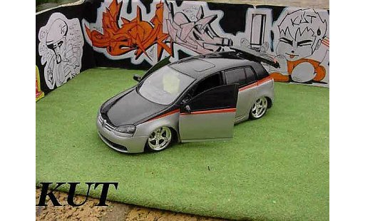 Volkswagen Golf GTI 1/18 Burago suspensions pneumatiques modellini auto