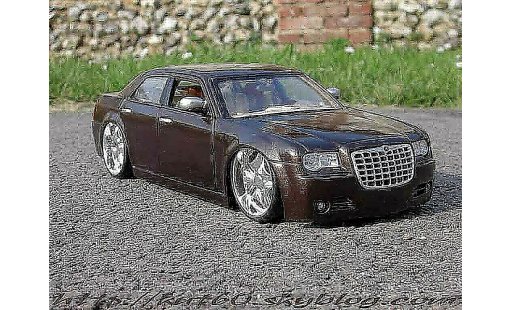 Chrysler 300C special edition 1/18 Maisto show car louis vuitton modellini auto
