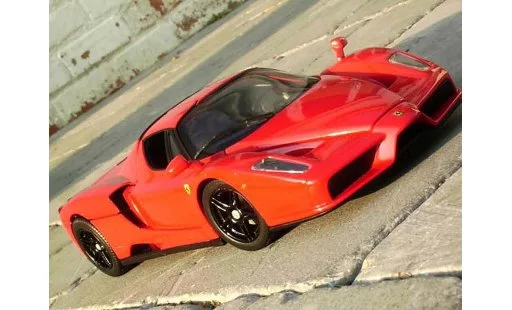 Ferrari Enzo Coupe 1/18 Hot Wheels rosso jantes neros modellini auto