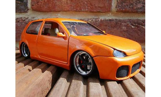 Volkswagen Golf GTI 1/18 Revell virus modellini auto
