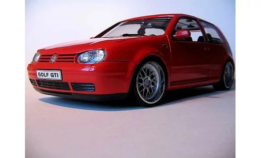 Volkswagen Golf GTI 1/18 Revell rosso jantes bords larges modellini auto