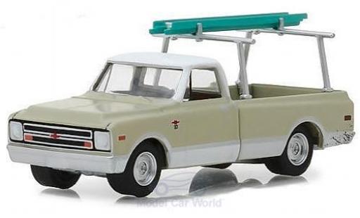 Chevrolet C-10 1/64 Greenlight beige/bianco 1970 mit Leiter modellino in miniatura