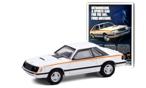 Ford Mustang 1/64 Greenlight 3-Door bianco/orange 1980 modellino in miniatura