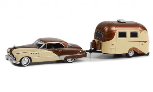Buick Roadmaster 1/64 Greenlight Hardtop brun/beige 1949 modellino in miniatura