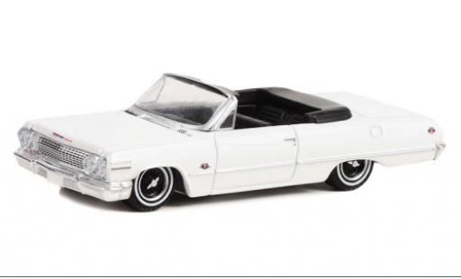 Chevrolet Impala 1/64 Greenlight SS Convertibile bianco 1963 modellino in miniatura