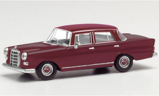 Mercedes 200 1/87 Herpa (W110) rosso foncé modellino in miniatura