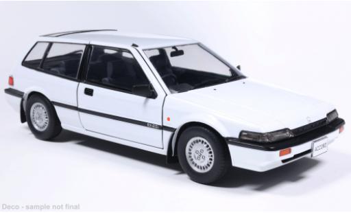 Modellini auto Honda Accord Aerodeck weiss 1986 1/24 WhiteBox