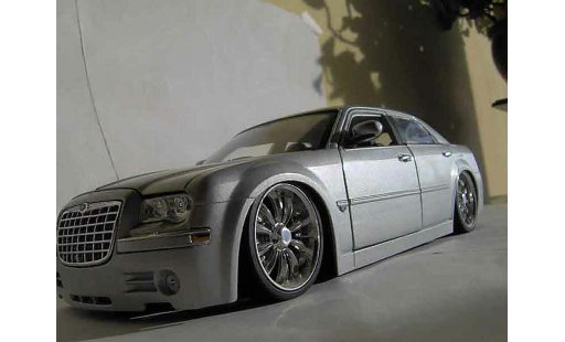 Chrysler 300C tuning 1/18 Maisto dub grigio modellini auto