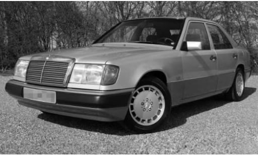 Mercedes 230 1/18 I Norev E (W124) metallise beige 1:18 modellino in miniatura