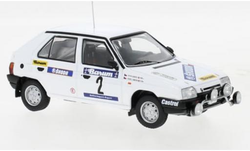 Skoda Favorit 1/43 IXO 136L No.2 Rallye Vala&scaron;ska&aacute; Zima 1989 1:43 modellino in miniatura