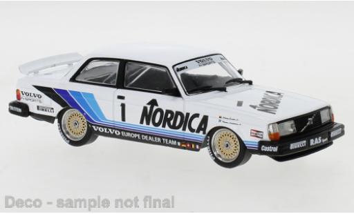 Volvo 240 1/43 IXO No.1 Europe Dealer Team Nordica ETCC Brünn 1986 J.Cecotto/A.Olofsson modellino in miniatura