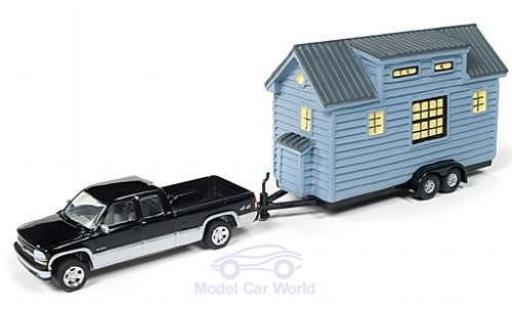 Chevrolet Silverado 1/64 Johnny Lightning 1500 metallico nero/grigio 2002 mit Tiny House ohne Vitrine modellino in miniatura