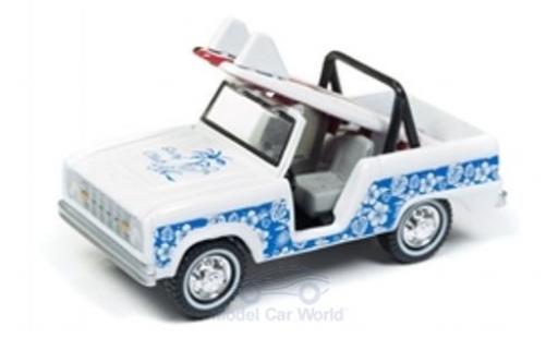 Ford Bronco 1/64 Johnny Lightning bianco/blu 1966 mit Surfboard modellino in miniatura