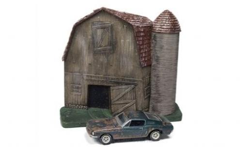 Ford Mustang 1/64 Johnny Lightning GT Fastback verde 1968 Barn Finds Series 4 Diorama mit Witterungsspuren modellino in miniatura
