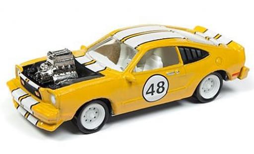 Ford Mustang 1/64 Johnny Lightning II Cobra metallico giallo/bianco The Spoilers 1976 tuning sans Vitrine modellino in miniatura