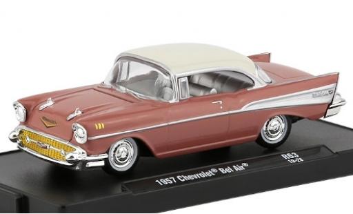 Chevrolet Bel Air 1/64 M2 Machines rosa/bianco 1957 modellino in miniatura