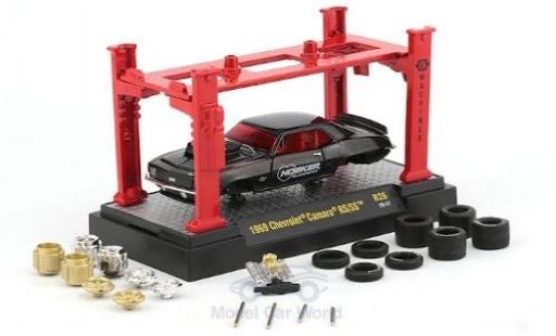 Chevrolet Camaro 1/64 M2 Machines RS/SS metallico nero/Dekor Hooker Blackheart 1969 mit Hebebühne und 2 Radsätzen modellino in miniatura