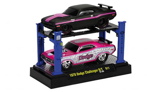 Dodge Challenger 1/64 M2 Machines R/T Tuning matt-nero/lila 1969 2er-Set: y compris les Hebebühne sur podium Capot avec fonction modellino in miniatura