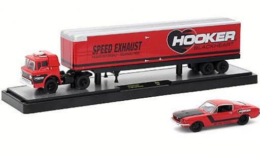 Ford C600 1/64 M2 Machines C-600 rosso Hooker Blackheart 1970 + 1968 Mustang modellino in miniatura