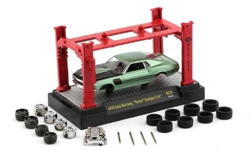 Ford Mustang 1/64 M2 Machines metallico verde/matt-nero 1970 Foose Gambler 514 avec Hebebühne et 2 Radsätzen modellino in miniatura
