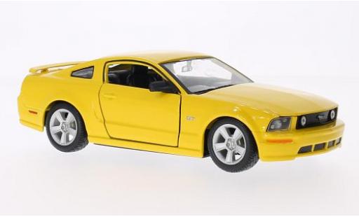 Ford Mustang 1/24 Maisto GT Coupe giallo 2006 modellino in miniatura