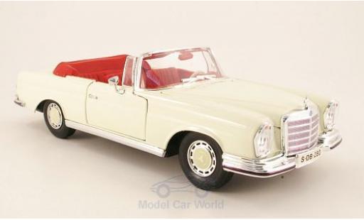 Mercedes 280 SE 1/18 Maisto SE (W111) Cabriolet beige 1966 modellino in miniatura