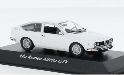 Alfa Romeo Alfetta 1/43 Maxichamps GTV bianco 1976 modellino in miniatura