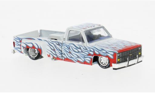 Chevrolet Silverado 1/64 Mini GT Dually on Fire V2 weiss/Dekor 1980 1:64 modellino in miniatura