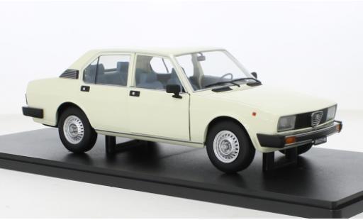 Alfa Romeo Alfetta 1/18 Mitica Berlina 2000L beige 1978 modellino in miniatura