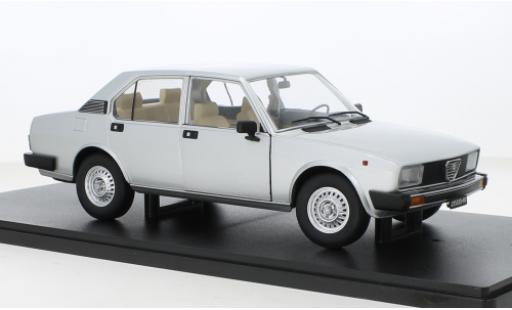 Alfa Romeo Alfetta 1/18 Mitica Berlina 2000L grigio 1978 modellino in miniatura