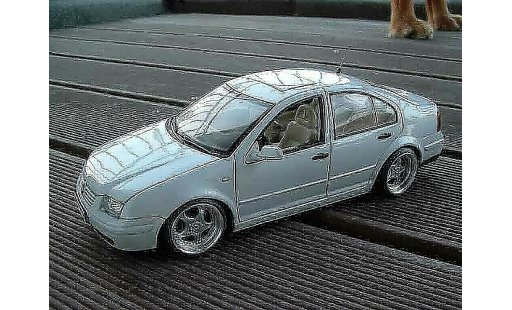 Volkswagen Bora Base 1/18 Norev bianco modellini auto