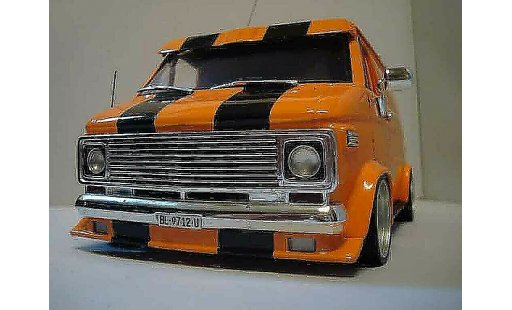 Chevrolet Van fourgon 1/18 Highway 61 orange modellini auto
