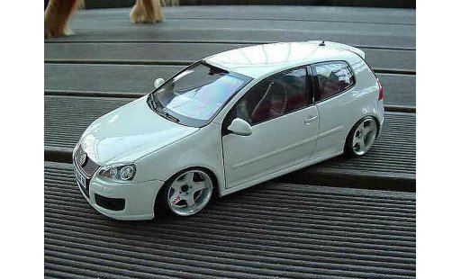 Volkswagen Golf GTI 1/18 Burago bianco rs style modellini auto