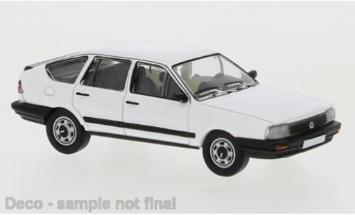 Volkswagen Passat 1/87 PCX87 B2 bianco 1985 modellino in miniatura