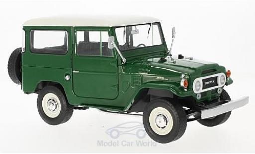 Toyota Land Cruiser 1/18 Triple 9 Collection FJ40 verde/bianco 1967 modellino in miniatura