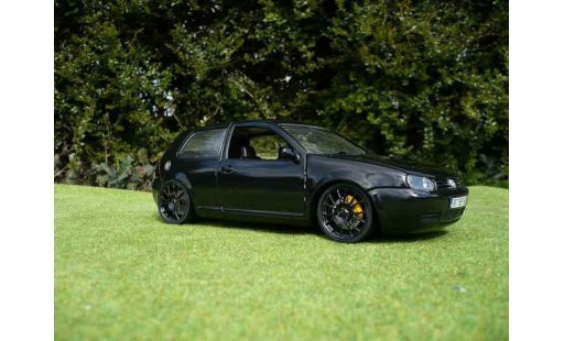 Volkswagen Golf GTI 1/18 Revell full black modellini auto