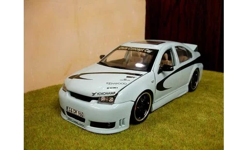 Volkswagen Bora Base 1/18 Revell show car modellini auto