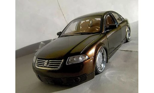 Volkswagen Passat Base 1/18 Welly dub peinture cameleon modellini auto
