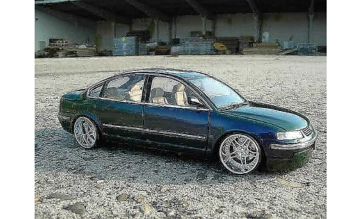 Volkswagen Passat Base 1/18 Welly  modellini auto