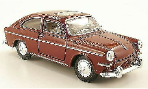 Volkswagen 1600 Base 1/24 Maisto Fastback rosso modellini auto