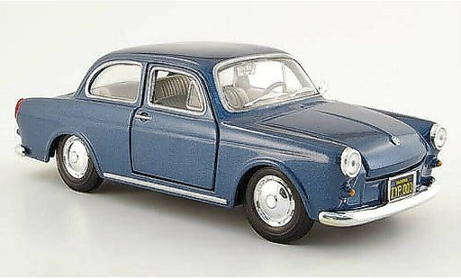 Volkswagen 1600 Base 1/24 Maisto Stufenheck blu 1967 modellini auto