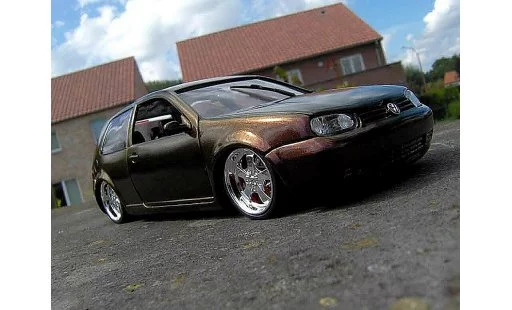 Volkswagen Golf GTI 1/18 Revell peinture cameleon modellini auto