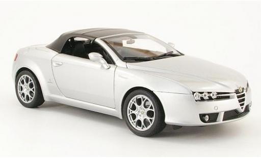 Alfa Romeo Spider 1/18 Welly silber geschlossen 1:18 modellino in miniatura