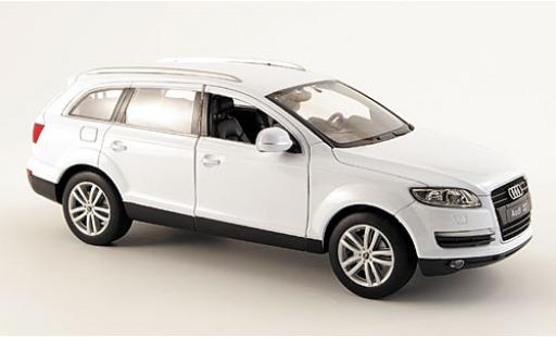 Audi Q7 1/24 Welly bianco modellino in miniatura